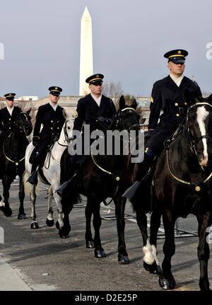 Die 3. Infanterie-Regiment Cassion Platoon Phasen in Vorbereitung, im Rahmen der 57. Presidential Inauguration Parade 21. Januar 2013 in Washington, DC zu marschieren. Militärisches Engagement in die Amtseinführung stammt aus dem 30. April 1789, als Mitglieder der US-Armee, lokale Milizen und revolutionäre Kriegsveteranen George Washington zu seinem ersten Einweihung begleitet. Stockfoto