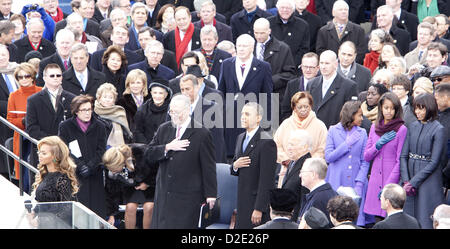 21. Januar 2013 - hört Washington, District Of Columbia, USA - US-Präsident Barack Obama, umgeben von den Mitgliedern seiner Familie, die Nationalhymne während der 57. Presidential Inauguration feierliche Vereidigung auf dem US Capitol am 21. Januar 2013 in Washington, DC. (Kredit-Bild: © Armando Arorizo/Prensa Internacional/ZUMAPRESS.com) Stockfoto