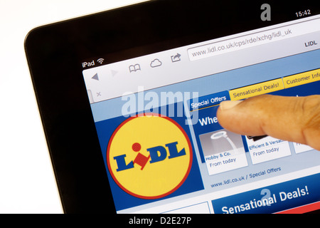 Eine Person, Einkaufen im Internet auf der Lidl-Supermarkt-Website auf einem iPad, UK Stockfoto