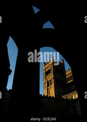 Einer der Türme der Kathedrale von Durham gesehen durch einen Bogen in die Klöster, Durham, County Durham, England, UK Stockfoto