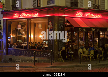 Straßencafé Le Progrès in Montmartre in der Nacht Stockfoto