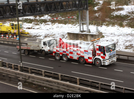 Kommerzielle schwere Erholung Verkehr auf der Autobahn M4 21. Januar 2013 Stockfoto