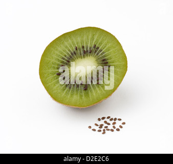 Kiwis, Schnitt Deliciosoa, in Scheiben geschnitten offen zeigt die Samen im Inneren und mit einem Haufen von Samen vor Stockfoto