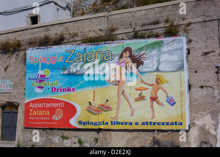 Alte Gebäude Häuser in der Straße von Peschici, Gargano, Apulien, Puglia, Italien Stockfoto