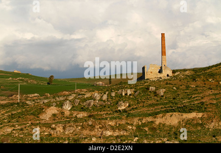 Verlassene Gebäude, Teil eines ehemaligen Schwefel mine, Provinz Enna, Sizilien, Italien Stockfoto