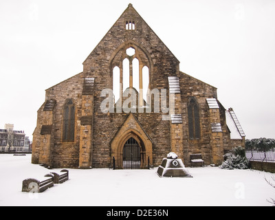 Der königliche Garnisonskirche in Old Portsmouth, Hampshire mit dem Gelände und Gebäude im Schnee bedeckt Stockfoto