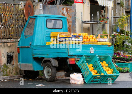 Sizilianische Orangen verkauft von der Rückseite eines Transporters im Dorf Trecastagni, Sizilien, Italien Stockfoto