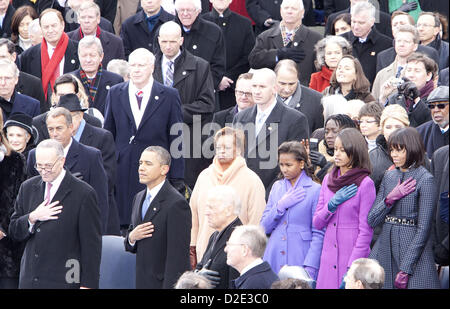 21. Januar 2013 - hört Washington, District Of Columbia, USA - US-Präsident Barack Obama, umgeben von den Mitgliedern seiner Familie, die Nationalhymne während der 57. Presidential Inauguration feierliche Vereidigung auf dem US Capitol am 21. Januar 2013 in Washington, DC. (Kredit-Bild: © Armando Arorizo/Prensa Internacional/ZUMAPRESS.com) Stockfoto