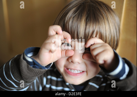 Berlin, Deutschland, Grimassen ein vier und ein Hälfte Jahr alter Junge Stockfoto