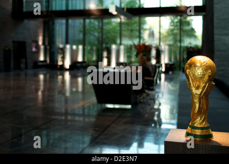 Zürich, Schweiz, eine Kopie von der FIFA WM-Trophäe in der Eingangshalle des Home of Fifa Stockfoto