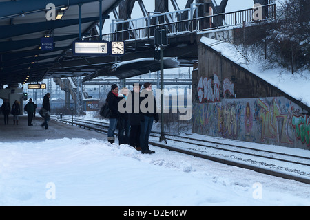 Berlin, Deutschland, Passagiere auf den verspäteten Zug im Schnee warten Stockfoto