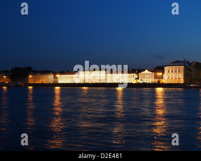 Weiße Nächte in St. Petersburg, -die Saint Petersburg State University in die Böschung Universitetskaya Stockfoto