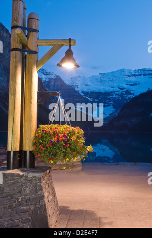 LATERNE LAKESHORE PROMENADE FAIRMONT CHATEAU LAKE LOUISE HOTEL VICTORIA GLETSCHER BANFF NATIONALPARK ALBERTA KANADA Stockfoto