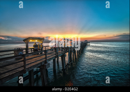 Naples Pier in Naples, Florida kurz nach Sonnenuntergang. Stockfoto