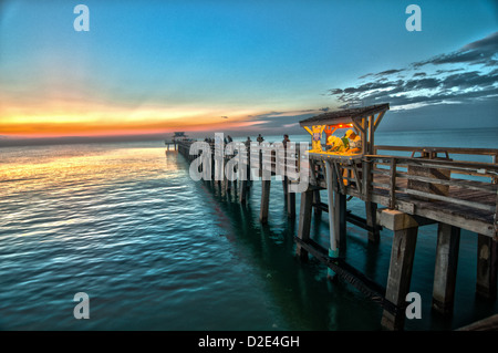 Naples Pier in Naples, Florida kurz nach Sonnenuntergang. Stockfoto