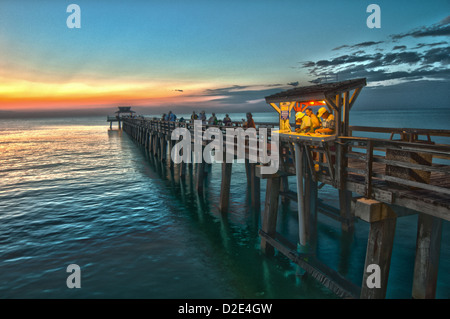 Naples Pier in Naples, Florida kurz nach Sonnenuntergang. Stockfoto