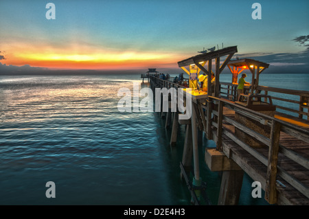 Naples Pier in Naples, Florida kurz nach Sonnenuntergang. Stockfoto