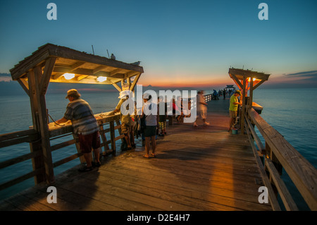 Naples Pier in Naples, Florida kurz nach Sonnenuntergang. Stockfoto