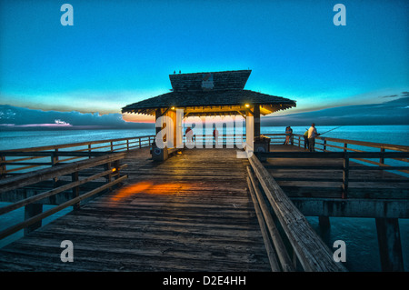 Naples Pier in Naples, Florida kurz nach Sonnenuntergang. Stockfoto