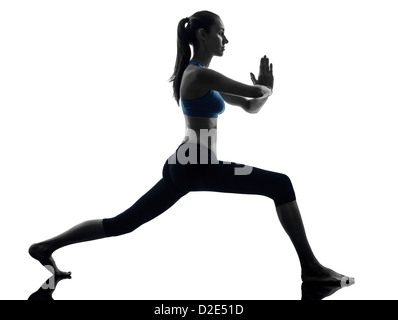 eine Frau, die Ausübung der Krieger Yogaposition Silhouette Studio isoliert auf weißem Hintergrund Stockfoto