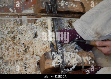 Holzschnitzer bei der Arbeit auf einen Mann betriebene Drehmaschine in Marrakesch Stockfoto