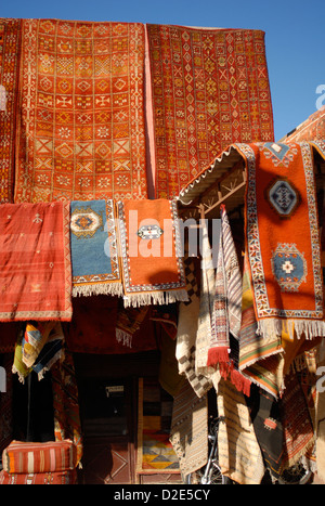 Wolldecken und Teppiche auf den Verkauf in der Medina Marrakesch Stockfoto