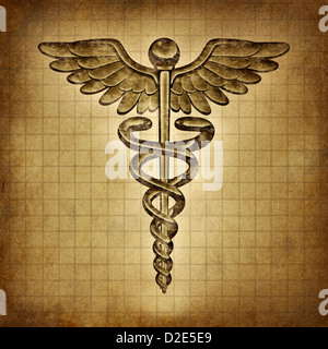 Hermesstab auf einem alten Grunge-Pergament-Dokument als Vintage medizinischen Symbol und Gesundheitswesen und Medizin-Symbol mit Schlangen kriechen Stockfoto