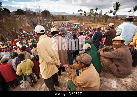 Madagaskar, Antsirabe, Famadihana "Drehen der Knochen" Betsileo Zeremonie, Familie am Grab Stockfoto