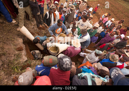 Madagaskar, Betsileo Famadihana Zeremonie, "Drehen der Knochen" Einnahme Leichen aus Grab Stockfoto