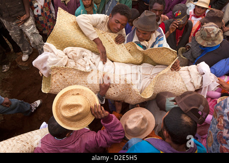 Madagaskar, Betsileo Famadihana Zeremonie, "Drehen der Knochen" Körper getragen vom Grab Stockfoto