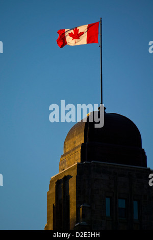 Eine kanadische Flagge fliegt vom Dach eines Gebäudes. Stockfoto