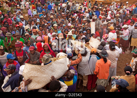 Madagaskar, Betsileo Famadihana Zeremonie, "Drehen der Knochen" Leichen aus Grab durchgeführt Stockfoto