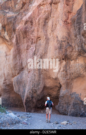 Ein Wanderer untersucht Fall Canyon in Death Valley Nationalpark, Kalifornien. Stockfoto