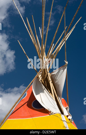 BEMALTE NATIVE AMERICAN TIPI SAINT MARY LODGE RESORT SAINT MARYS GLACIER NATIONALPARK MONTANA USA Stockfoto