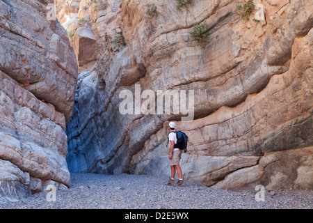 Ein Wanderer untersucht Fall Canyon in Death Valley Nationalpark, Kalifornien. Stockfoto