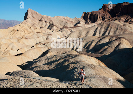 Ein Wanderer steigt dem Golden Canyon Trail durch die Zabriske Badlands in Death Valley Nationalpark, Kalifornien. Stockfoto