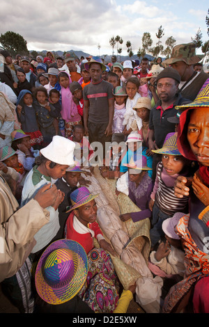 Madagaskar, Betsileo Famadihana Zeremonie, "Drehen der Knochen" Familie Körper einwickeln Stockfoto