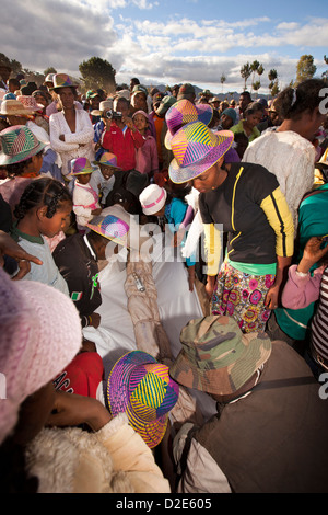 Madagaskar, Betsileo Famadihana Zeremonie, "Drehen der Knochen" Familie Körper in neue Lambamana Leichentuch wickeln Stockfoto