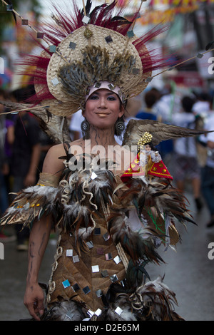 Porträt-Tänzerin, Street Tanz Prozession, Ati-Atihan Festival 2013, Kalibo, Aklan, Philippinen Stockfoto