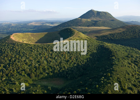 SCHLACKEN KEGEL KRATER PUY DE DOME CHAINE DES DURCHREISE NATURPARK VULKANE AUVERGNE MASSIV ZENTRALFRANKREICH Stockfoto