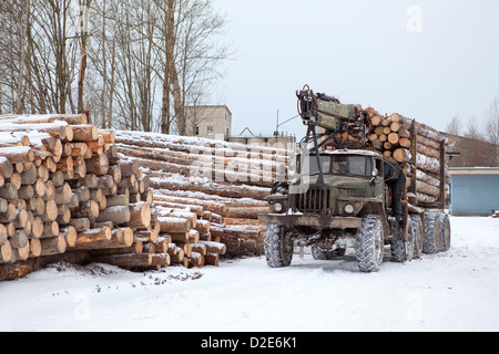 Log-Loader Track mit Holz in Holz-Mühle in der Wintersaison Stockfoto