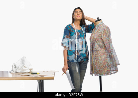 Mode-Designerinnen stützte sich auf eine Schaufensterpuppe Stockfoto