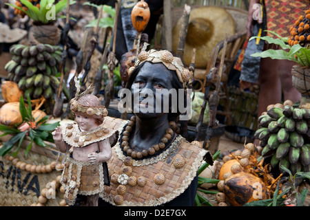 Straße Tänzerin hält Santo Nino Figur, Ati-Atihan Festival 2013, Kalibo, Aklan, Philippinen Stockfoto