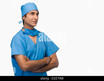 Arzt steht mit verschränkten Armen Stockfoto