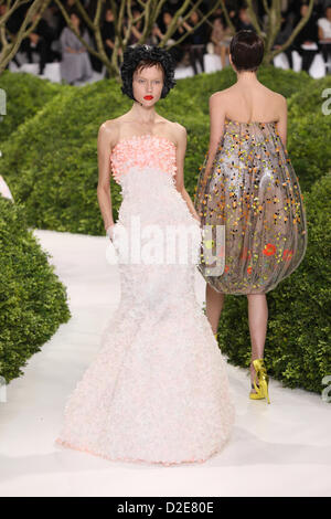 Kreationen der Haute Couture Frühjahr / Sommer 2013 Kollektion von Christian Dior von belgische Designer Raf Simons während der Paris Fashion Week präsentieren in Paris, Frankreich, 21. Januar 2013. Die Präsentation der Haute Couture Kollektionen läuft vom 21. bis zum 24. Januar. Foto: Hendrik Ballhausen/Dpa/Alamy live-Nachrichten. Stockfoto