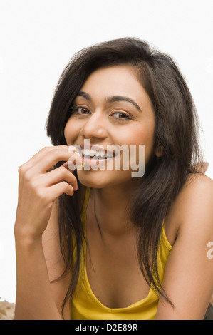 Porträt einer Frau Essen popcorn Stockfoto