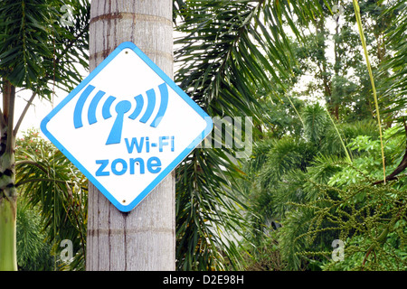 Wi-Fi Zone Schild am Baum im park Stockfoto