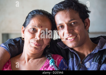 Mutter und Sohn, Ahmedabad, Gujarat, Indien Stockfoto