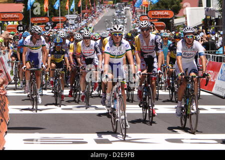 Hauptfeld in letzten Runde reiten durch Lobethal in Phase 1 der Santos Tour Down Under 2013 aus Aussicht auf Lobethal, Süd Australien am 22. Januar 2013 Stockfoto