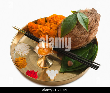 Nahaufnahme der religiöse Angebote in ein thali Stockfoto